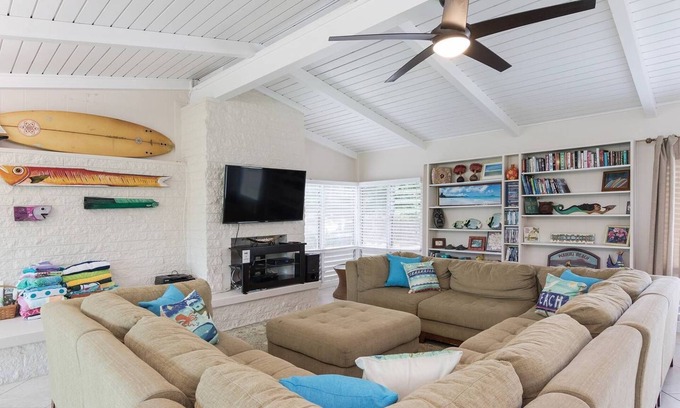 Kalama Tract House | Ohana Beach House - 5 Bedrooms - Steps Away from Kailua Beach
