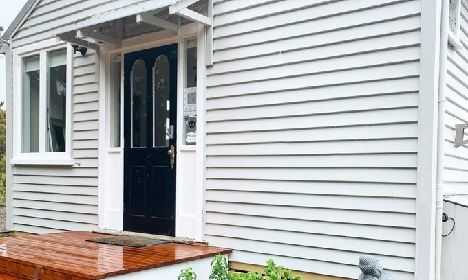 Wellington Cottage | Ohariu Farm Cottage -Wellington Couples or Singles
