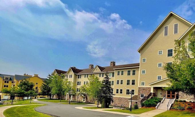 Ludlow Condo | Okemo's Jackson Gore-1 Bedroom Condo/Direct Ski Access. Walk to Pool & hot tubs