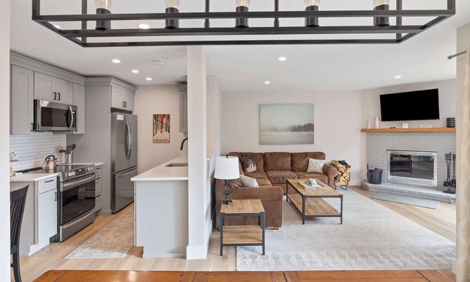 Ludlow Condo | Okemo Ski-In/Ski-Out: Modern, Cozy 2-BR Retreat