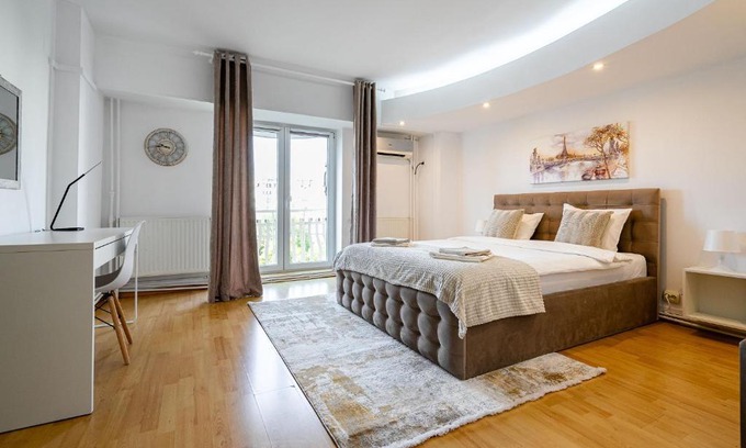 Bucharest City-Centre Apartment | Old City Center River View-4BR-Parliament-Metro-Park