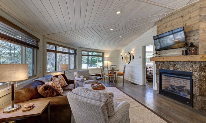 Highlands Cabin | Old Farm Road Cottage | Adorable Cottage Walking Distance to the Ugly Dog Pub & Main Street