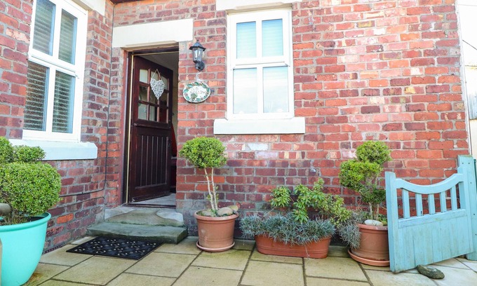 Churchtown Cottage | OLD HOLLOW COTTAGE, pet friendly, with open fire in Southport