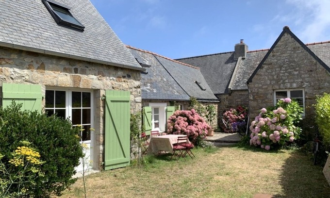 Crozon House | Old house near La Palue beach with stove