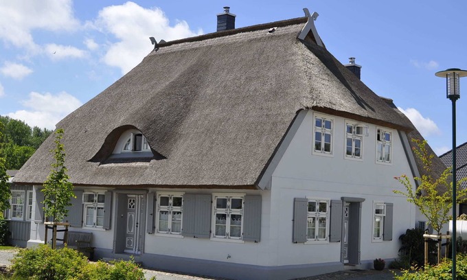Glowe House | Old Katen Glowe - Stürmann's Half 1 bedroom: FHH in the Thatched Cottage, romantic details