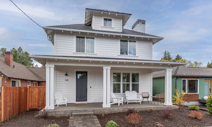 Southern Crossing House | Old Mill Lodge: Craftsman w/Saltwater Hot Tub, Sauna, Steps to Old Mill