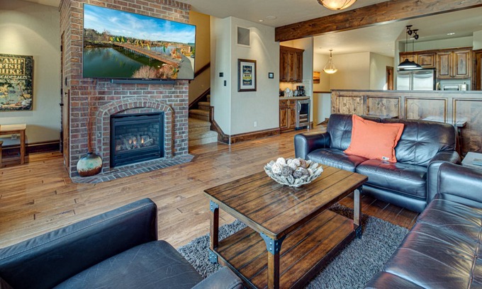 Southern Crossing House | Old Mill Townhome Steps from River and Trails, Shops, Restaurants, Fireplace, A/C, Dog Friendly.