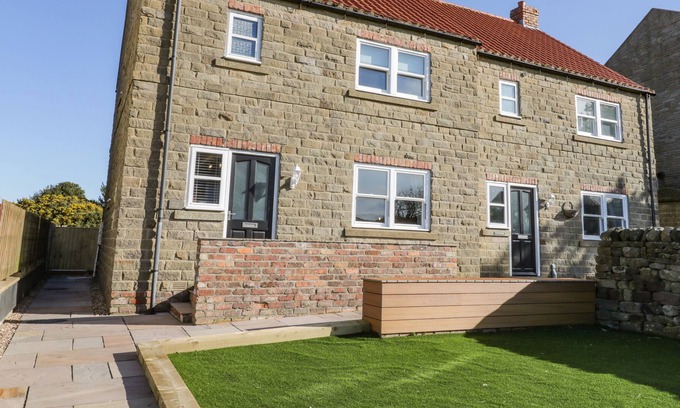 Ravenscar House | OLD PEAK, pet friendly, with hot tub in Cloughton