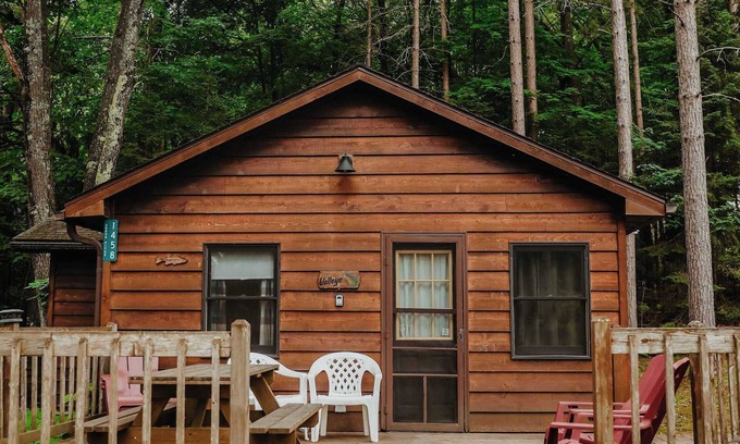 Arbor Vitae House | Old Stoney's Walleye- Pet Friendly
