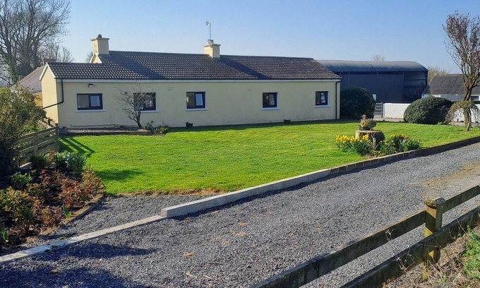 Doon Other | Old Style Traditional Irish Farmhouse with mod - cons, also Wifi included free.