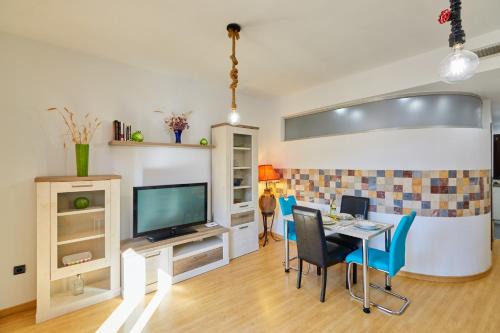 Lagunillas Apartment | Old Town Luxe Apartment
