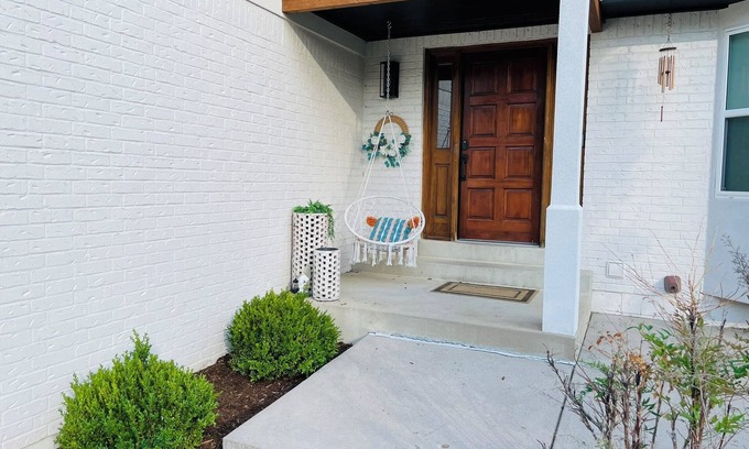 Scenic Heights House | Olde Town Getaway