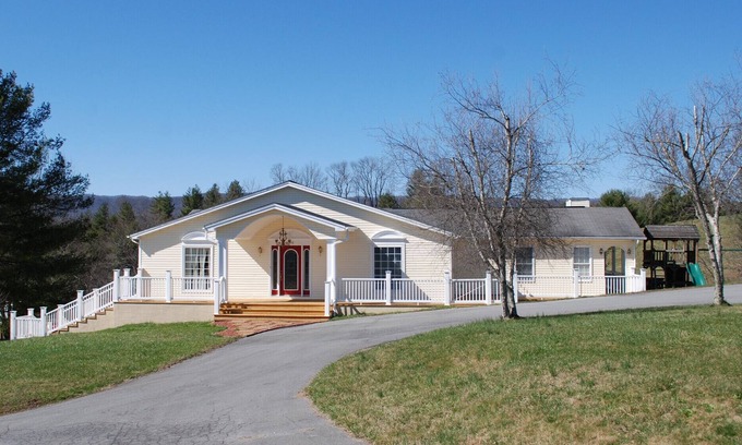 Mountain City House | Olive Leaf Cottage 4BR in the Tennessee mountains