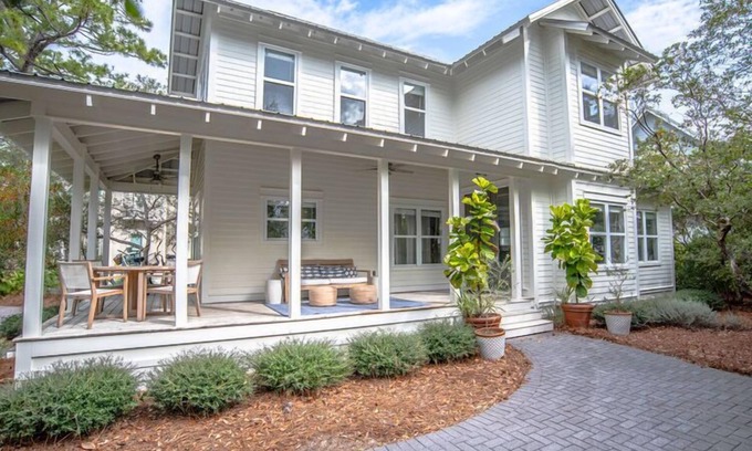 Hammocks of Seagrove House | Olive's Cottage in The Hammocks/2 Pools/Short Walk to Beach/4 Bikes