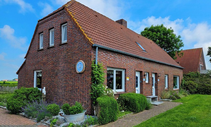 Werdum House | Oll Smee 9 - Holiday home with two apartments for a large group!