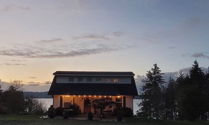 Olympia Cottage | Olympia Waterfront Beach Cottage