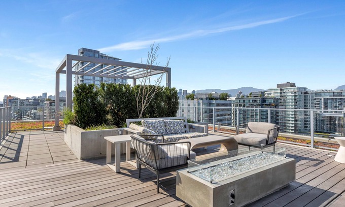 Mount Pleasant Condo | Olympic Village - Free Parking + Skytrain + Fits 4 ppl