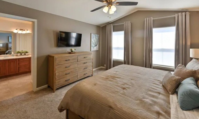 Monument House | OMG, cozy Long-Term stays are welcome. This property has everything you need!