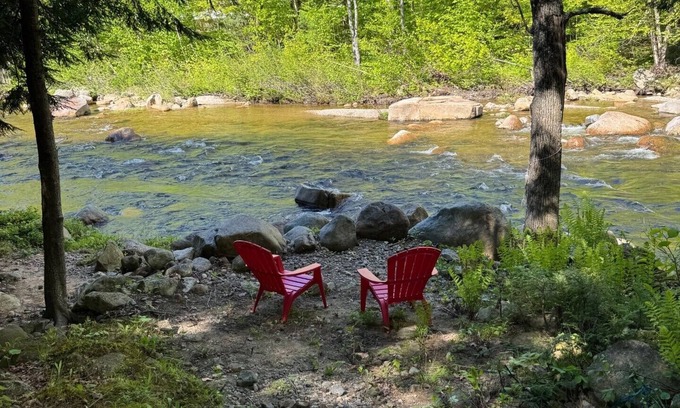 Jackson House | On Ellis River with view of covered bridge. Walk to town!