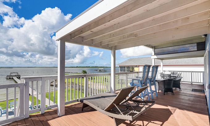 Dickinson House | On Galveston Bay: Spacious Home w/Pier & Grills!