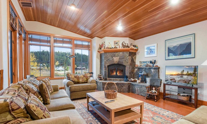Truckee House | On Glenshire Pond | Pond Views & Only 10 min to Truckee!