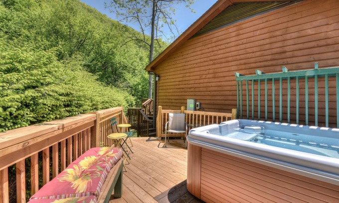 Maggie Valley Cabin | On Jonathan Creek! Family Oriented! Hot Tub! Small Dogs ok