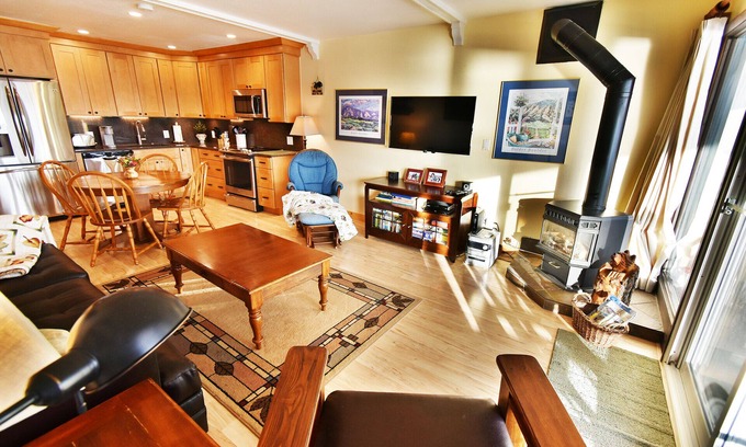 Dillon Condo | On Lake! Hot Tub, Views, Elevator! Walk to Concerts, Marina, Dining