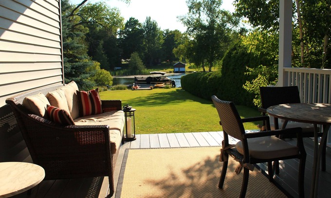 Lake Leelanau House | On Lake Leelanau! Waterfront w Dock, walk to Wineries near hiking OPEN for Xmas