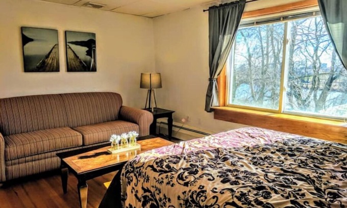 West Cambridge Apartment | On River/Harvard Sq. two blocks