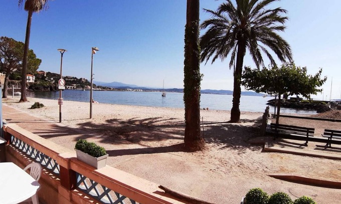 Theoule-sur-Mer Apartment | On the beach :In one of the few waterfront residences on the Côte d'Azur