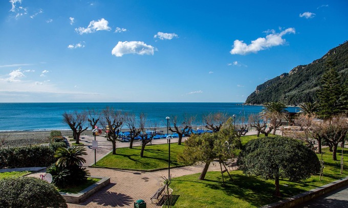 Riva Trigoso Apartment | On the beach, sea view, wonderful holiday home