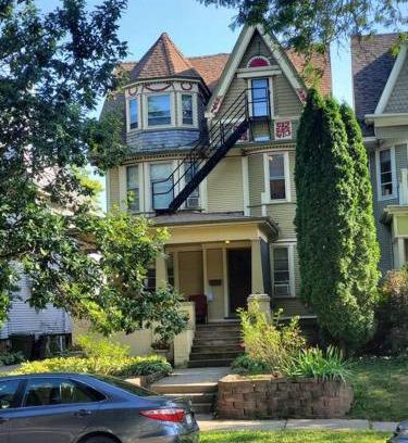 Milwaukee Apartment | On the Boulevard near UW-Milwaukee
