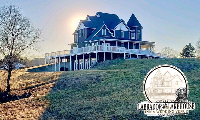 Murphysboro House | On the Lake & Wine Trail & a Perfect Getaway for 16+ With an ADA Suite!