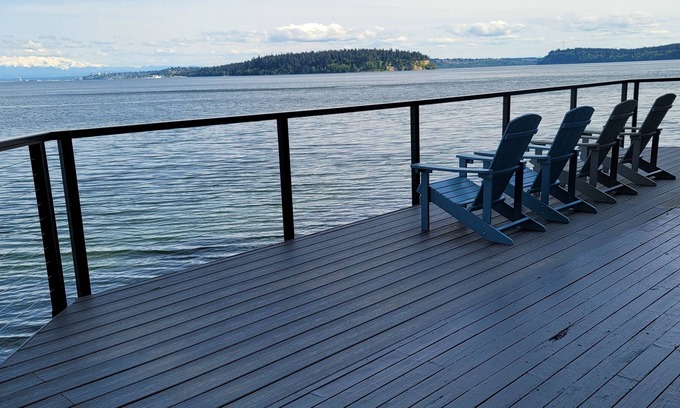 Gig Harbor House | On the ocean, BEACH FRONT, Private Oasis, 3 Bed 2 Bath + Office with HUGE Deck