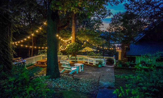 Eagle Rock Cottage | On the Rocks Cottage. Lakefront, Dog-Friendly. Sleeps 16. Bunkhouse. Free Wifi