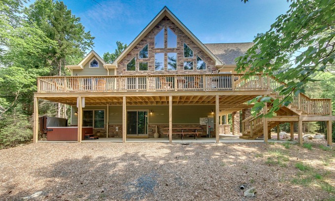 Lake Harmony Estates House | "On The Rocks", Hot Tub, Pool Table, Foosball, Bar, WIFI