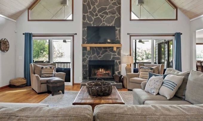 Milledgeville House | On The Rocks-Sleeps 17, 2 Master Suites, + More!