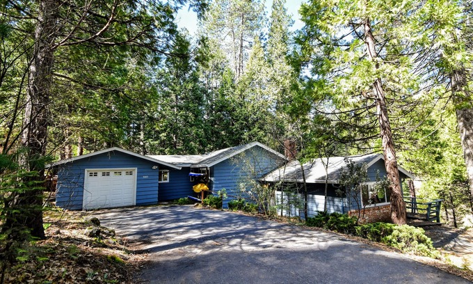 Glencoe Cabin | ON THE SHORES OF LAKEMONT PINES LAKE W/POOL TABLE, KAYAKS AND CANOE PET FRIENDLY