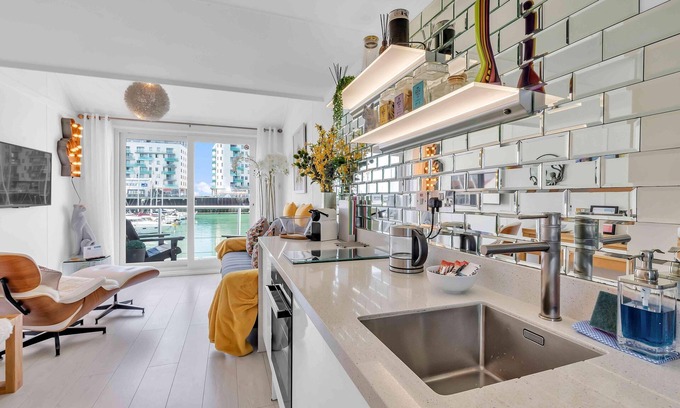 Seafront Apartment | On the Water 7| Free Parking | By My Getaways