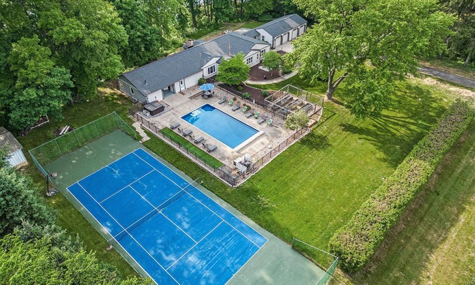 Niles House | On the Water, private Pool, large Hot tub, Kayaks, sleeps 16, escape to Michigan