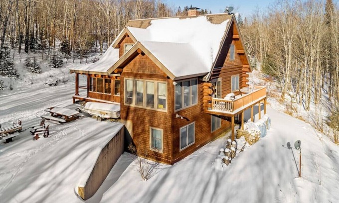 Pittsburg House | On trail Gorgeous Log Home
