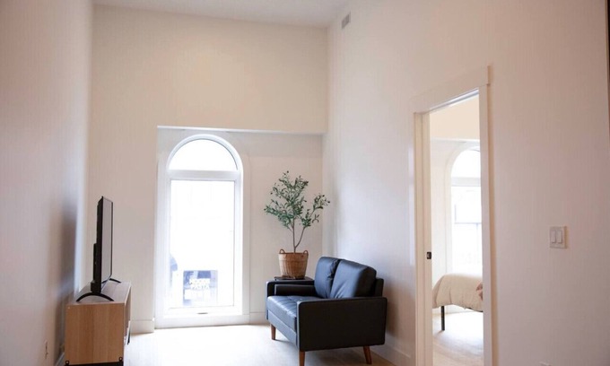 Woodstock Apartment | On Trend - The Charlotte - King
