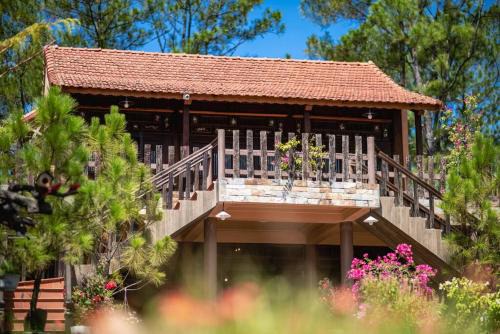 Huong Thuy House | ONA HOME - Entire Hue-styled garden house nearby a pine hill