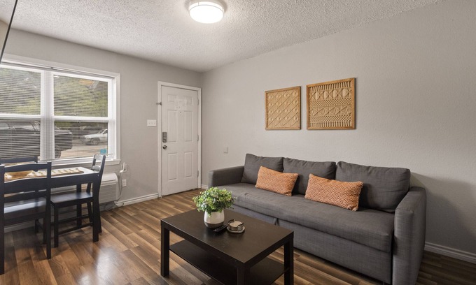 Central Arlington Apartment | One bed/One bath/full kitchen Apt. - 1 mile from AT&T Stadium 🏟