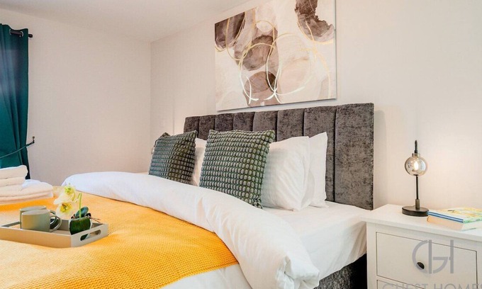 Evesham Apartment | One Bed Penthouse in Town Centre