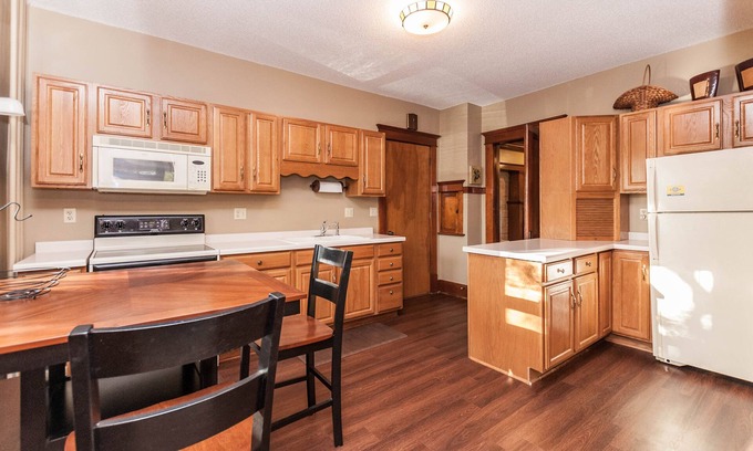 Kutzky Park Apartment | One bedroom apt, walk to Mayo and St,Mary's.