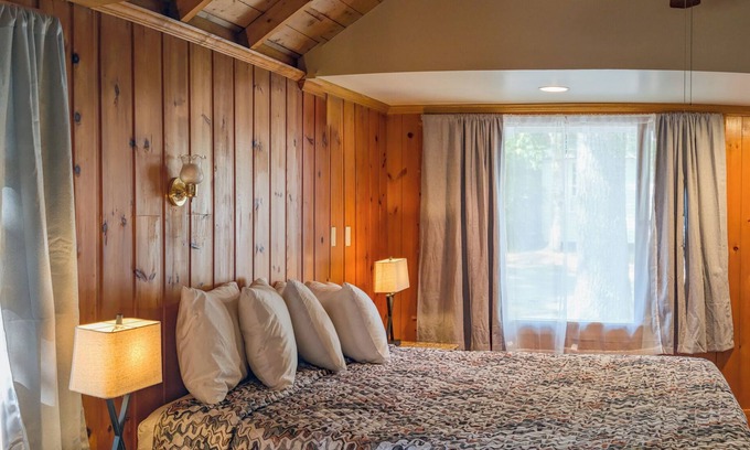 Salsbury Cove Apartment | One Bedroom Cabin Cosy and Comfortable Cabin 10C