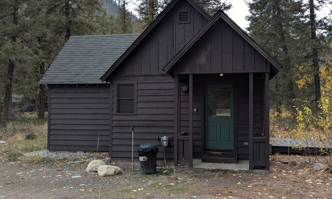 Mazama Cabin | One Bedroom Creekside Cabin