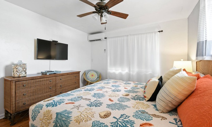 Palm Beach Shores Apartment | one bedroom furnished apartment by beach