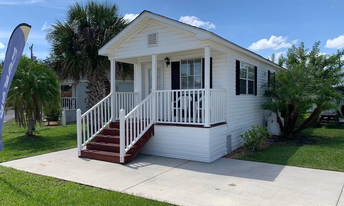 North Fort Myers Cottage | One Bedroom/One Bathroom Poolside Cottage
